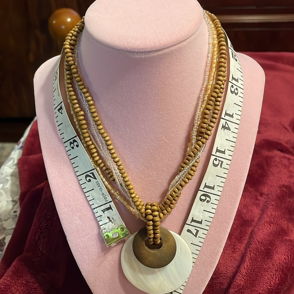 Claire’s necklace- 6 strands- 2 strands of wooden beads, 2 white & 2 peach beads - Picture 7 of 8